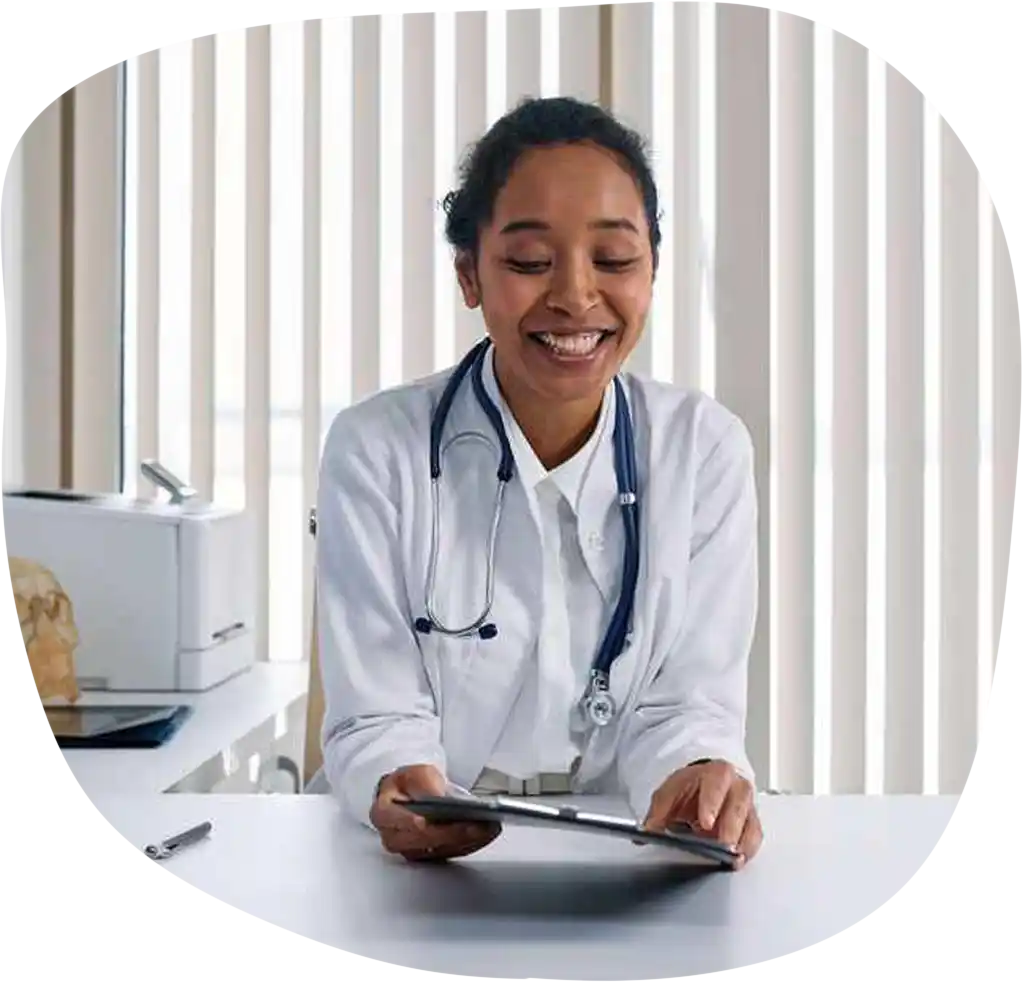 Médica endocrinologista em consulta na Clínica Eqlive