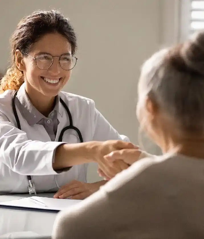 Mulher em consulta na Clínica Eqlive